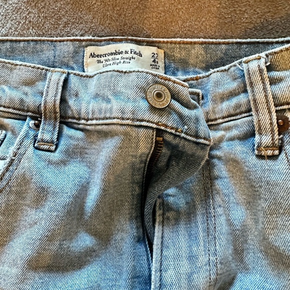 Abercrombie & Fitch 90s Slim Straight Ultra High Rise Jeans Size 27/4 Light Wash - Picture 2 of 4